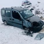 Kars'ta otomobil şarampole devrildi: 3 yaralı