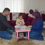 Skolyoz hastası kızlarının tedavisi için yardım bekliyorlar
