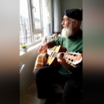 Gitarla 'Ah yalan dünya'yı çalıp söyleyen dede!