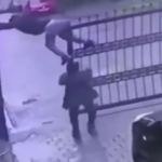 Kapıdan atlamaya çalışırken demirlere takıldı...