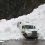 TIR &ccedil;ığın altında kaldı şof&ouml;r saniyelerle kurtuldu