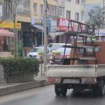 Yalova'da sürücüler "Kedi Çıkabilir" levhalarıyla uyarılıyor