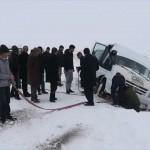 Karda mahsur kalan araçların yardımına ekipler yetişti
