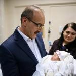 Vali Yavuz yeni doğan bebeğe isim verdi