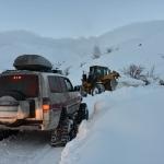 Yolu kardan kapanan köylerdeki hastalar paletli ambulansla kurtarıldı