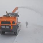 Kar kalınlığının 6 metreye ulaştığı kara yolu açılmaya çalışılıyor
