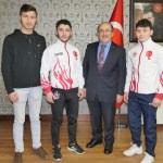 Başkan Gümrükçüoğlu'ndan sporculara ödül