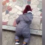 Kaldırımdan inmeye çalışan bebek