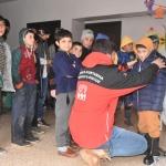 Suriyeli yetimlere mont ve çizme yardımı yapıldı