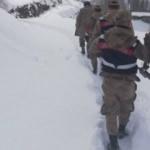 Soba temizlemek için karlı yollar aşan Türk askeri