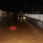 İzmir'de su dolan alt geçitten araç çıkarıldı