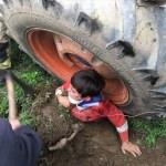 Devrilen traktörün altında kalan çocuk yaralandı