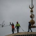 Taksim Camii'nin alemi yerleştirildi