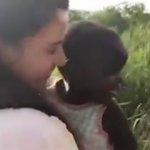 Afrika'daki gönüllü gençlerle muhabbet eden minik!