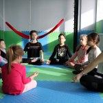 Minik öğrenciler yarıyılda "yoga" yapıyor