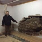 İzmir'de kopan kaya parçası eve girdi
