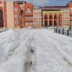 Özalp'ta okul bahçeleri kardan temizlendi