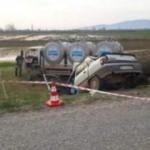 Otomobil ile süt kamyonu çarpıştı: 1 ölü