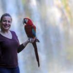Şelaledeki papağanlara turist ilgisi