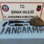 PKK'lı teröristlerce kayalıklara gizlenmiş silah ve mühimmat bulundu