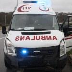 Ambulans ile otomobil çarpıştı: 3 yaralı