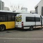 Servis minibüsü ile halk otobüsü çarpıştı!