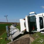 Viranşehir'de kamyon devrildi: 1 yaralı