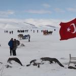 Buzla kaplı Çıldır Gölü turistleri cezbediyor