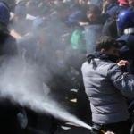 Cezayir'de protestolar devam ediyor! 112 polis yaralandı