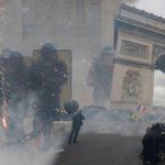 Paris'te sokaklar savaş alanına döndü! Dükkanlar yağmalandı