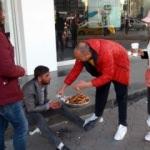 Taksim Meydanı&rsquo;nda hayrete d&uuml;ş&uuml;ren dilencilik y&ouml;ntemi