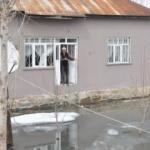 Yüksekova'da ev ve bahçeler su altında kaldı