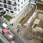 İstanbul'da 10 katlı bir apartmanın istinat duvarı çöktü