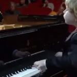 K&uuml;&ccedil;&uuml;k piyanist performans sergilerken kendinden ge&ccedil;tiği an!