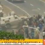 Venezuela'da askeri araç canlı yayında halkı ezdi! Korkunç görüntüler