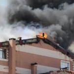 Apartmanın çatısında çıkan yangın 3 binaya daha sıçradı