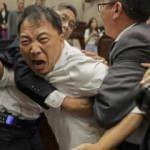 Hong Kong parlamentosunda kavga çıktı! 