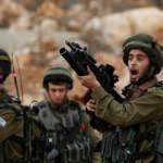 İsrail askerleri Filistinli bir aileyi darp etti 