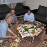 Şehit ailesinin evinde iftar yemeği