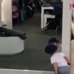 Aynada kendisini g&ouml;ren &ccedil;ocuğun tepkisi