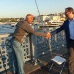 Bakan Kasapoğlu, Galata Köprüsü'nde balık tuttu