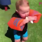 &Ccedil;ocuğun muz yeme &ccedil;abası kahkahalara boğdu!