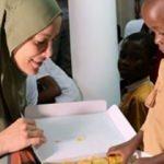Gamze Özçelik'in Tanzanyalı çocuklarla keyifli anları