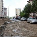 Sivas'ta şiddetli yağış nedeniyle bahçe duvarı çöktü