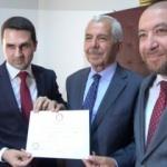 AK Parti'li Başkan Dede Yıldırım mazbatasını aldı