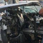 Otomobil bariyerlere çarptı: 1'i polis 4 yaralı