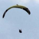 Yamaç paraşütçüsüne havada şahin saldırdı