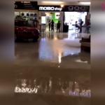 Alışveriş merkezini su basarken sokak m&uuml;zisyenlerinden ilgin&ccedil; şarkı 