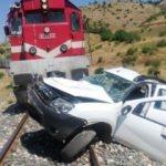 Trenin çarptığı araç 300 metre sürüklendi: 1 ölü 2 yaralı
