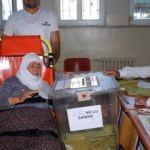 77 yaşındaki kadın oy kullanmaya ambulansla getirildi